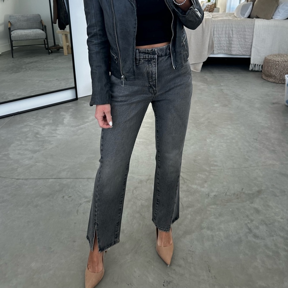 Good American NWT. Straight leg. Front slit. Size 4/27. Running big. Faded black